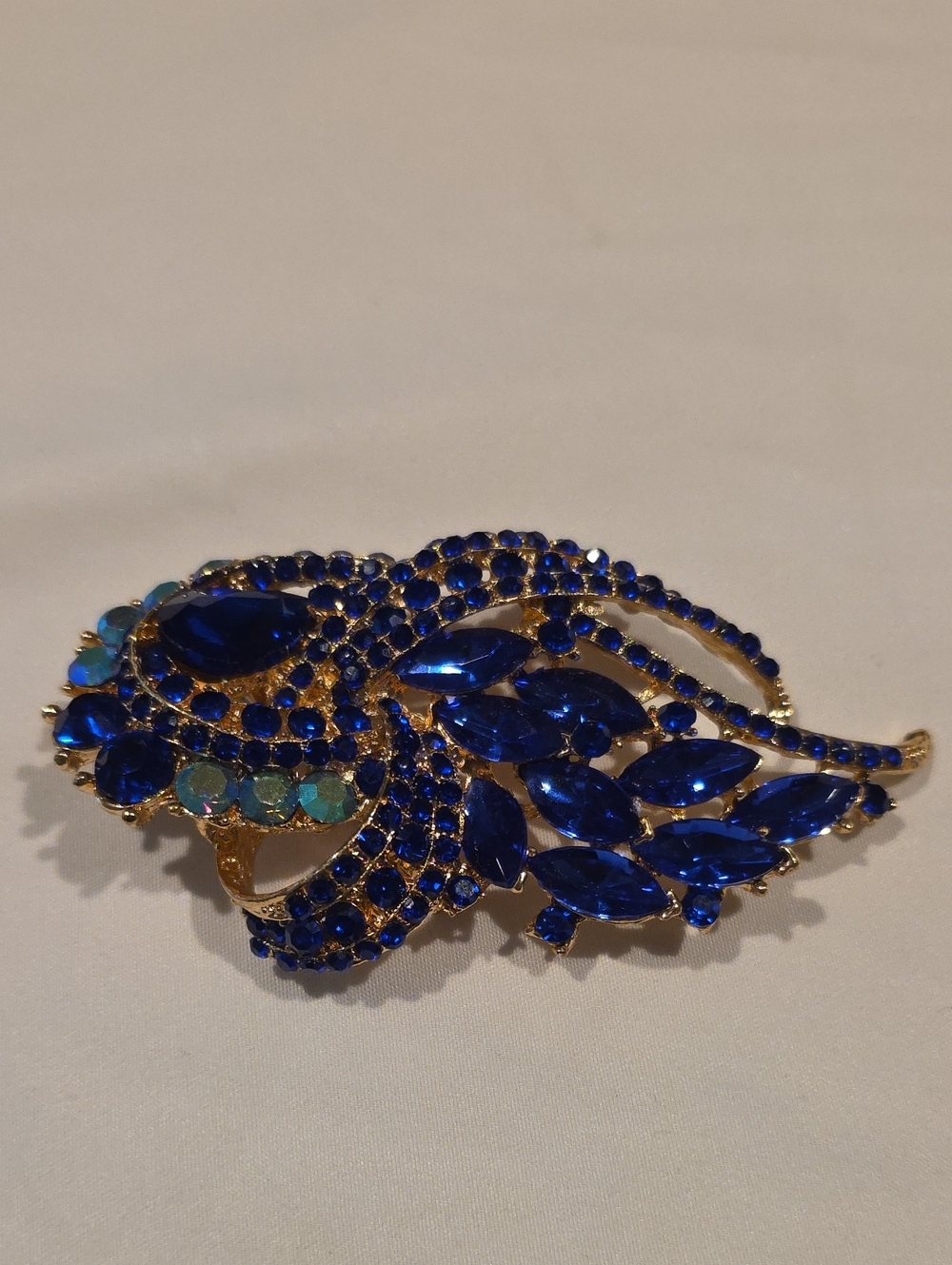 Source Unknown Gold-Tone Brooch with Deep Blue and Teal Crystals